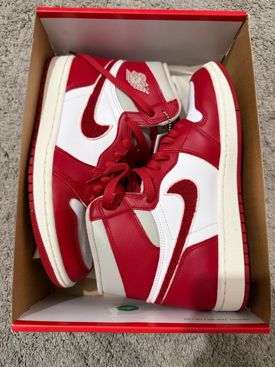 Nike Shoes - Women’s Air Jordan 1 Retro HI OG size 9